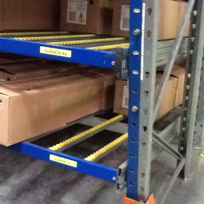 Sistema de estantes de aço para caixas de papelão, com proteção contra corrosão, que economiza espaço e é ideal para operações de armazenagem de caixas pequenas com separação rápida de pedidos.
