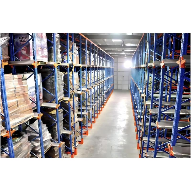 Sistema de estantes de aço com passagem direta para garagem e proteção contra corrosão para uso em armazéns.