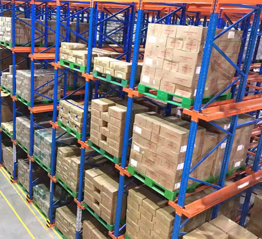 Sistema de paletização drive-in personalizável com aproveitamento de 100% do espaço e guarda-corpos de segurança metálicos de 5 camadas para armazéns, cortado a laser.