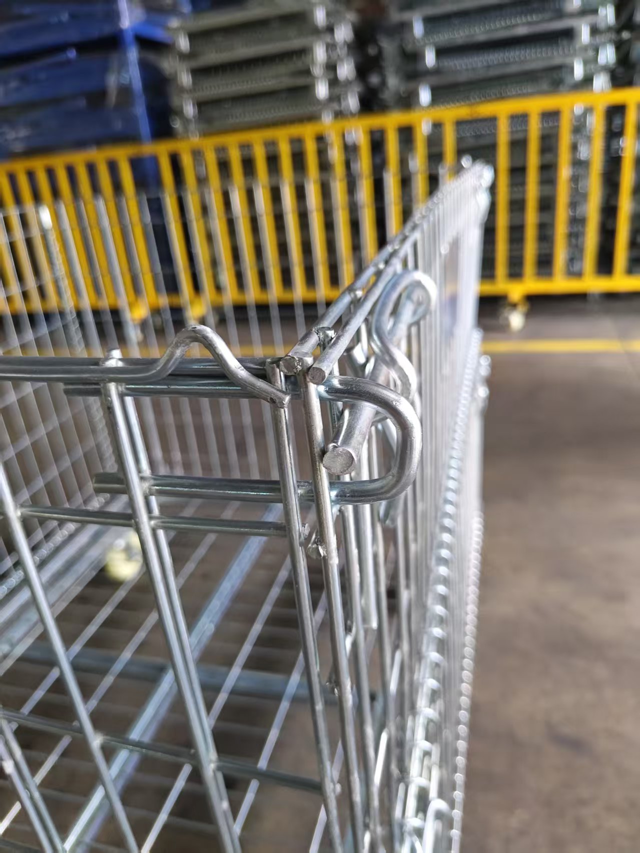 Contêineres de malha de arame galvanizado dobráveis, paletes de aço reforçado para transporte de carga e armazenamento em armazéns.
