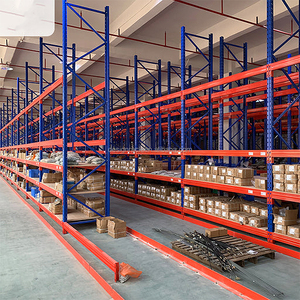 Sistema de estantes comerciais de aço reforçado sem parafusos para armazéns e indústrias, com sistema de armazenamento e paletização.