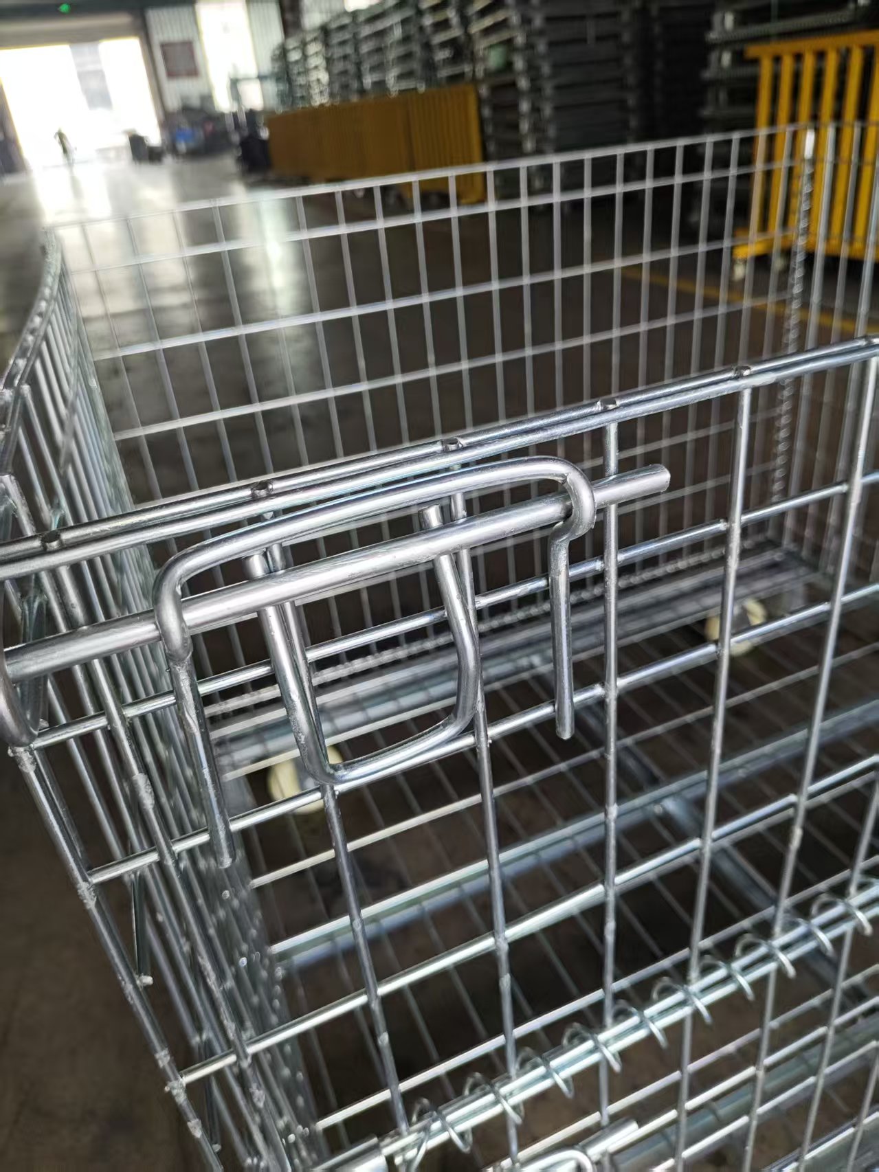 Contêineres de malha de arame galvanizado dobráveis, paletes de aço reforçado para transporte de carga e armazenamento em armazéns.