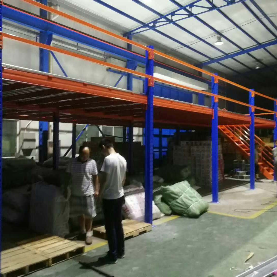 Estante mezanino metálica reforçada e personalizável, montagem sem parafusos, com vários níveis de armazenamento, revestida com pintura eletrostática nas cores azul e laranja.