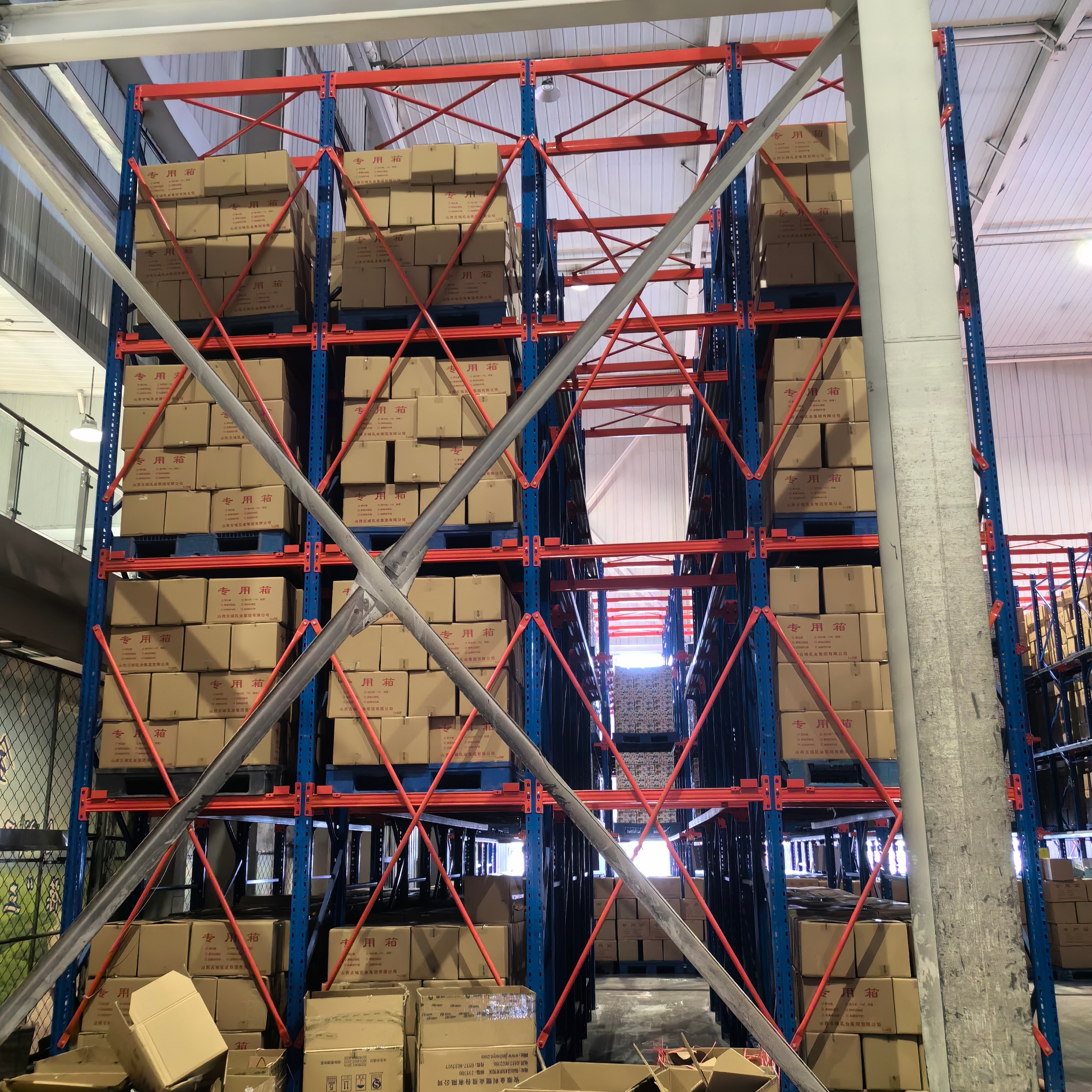 Soluções personalizadas de armazenagem para alta capacidade de carga: Estantes empilháveis, Estantes Drive-In para Paletes, Estantes Metálicas para Paletes FIFO, Sistemas de Prateleiras de Aço