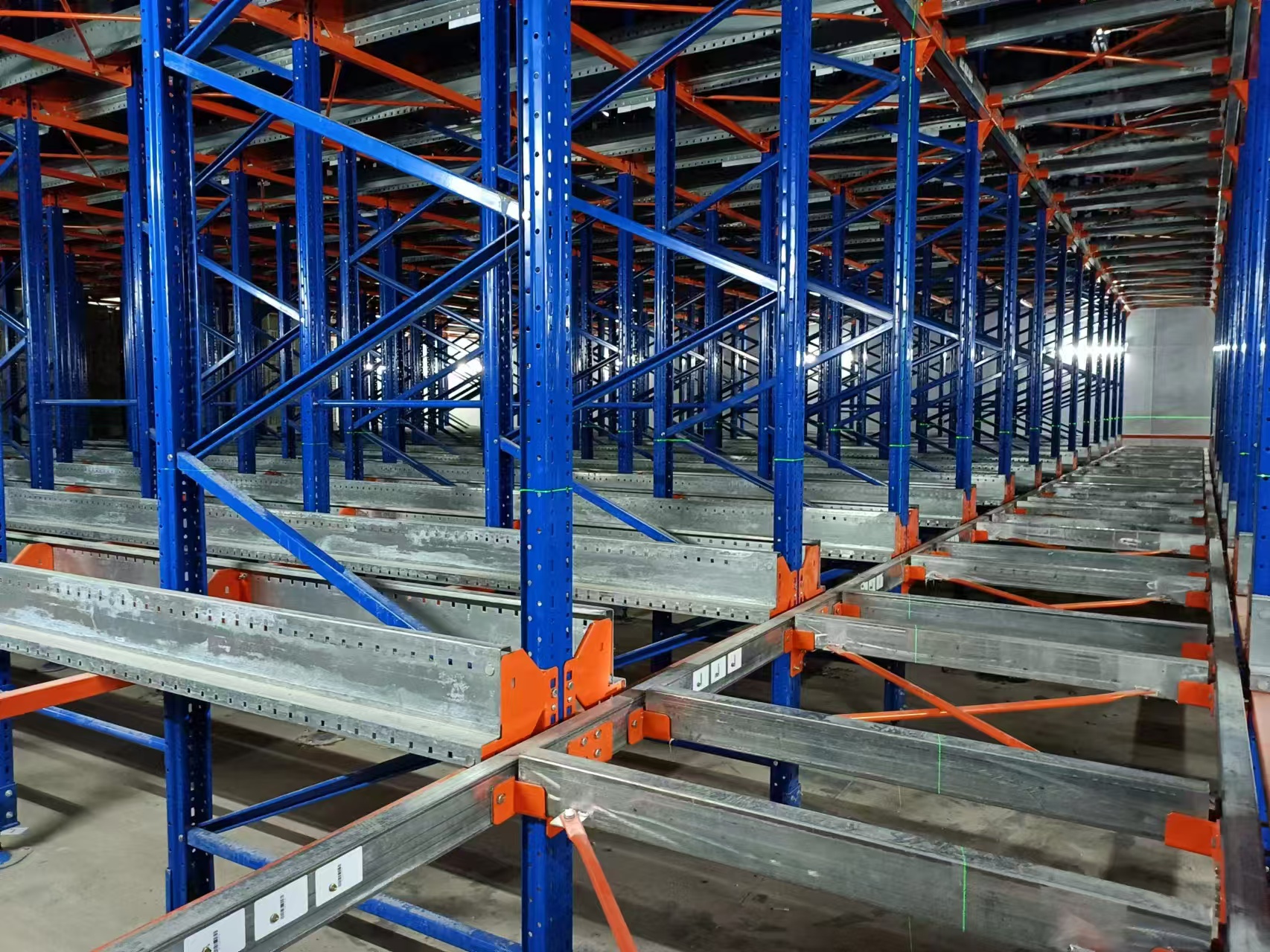 Sistema personalizado de armazenamento e recuperação automático de paletes ASRS (Automatic Storage Recovery System - Sistema Inteligente de Estanterias para Paletes)