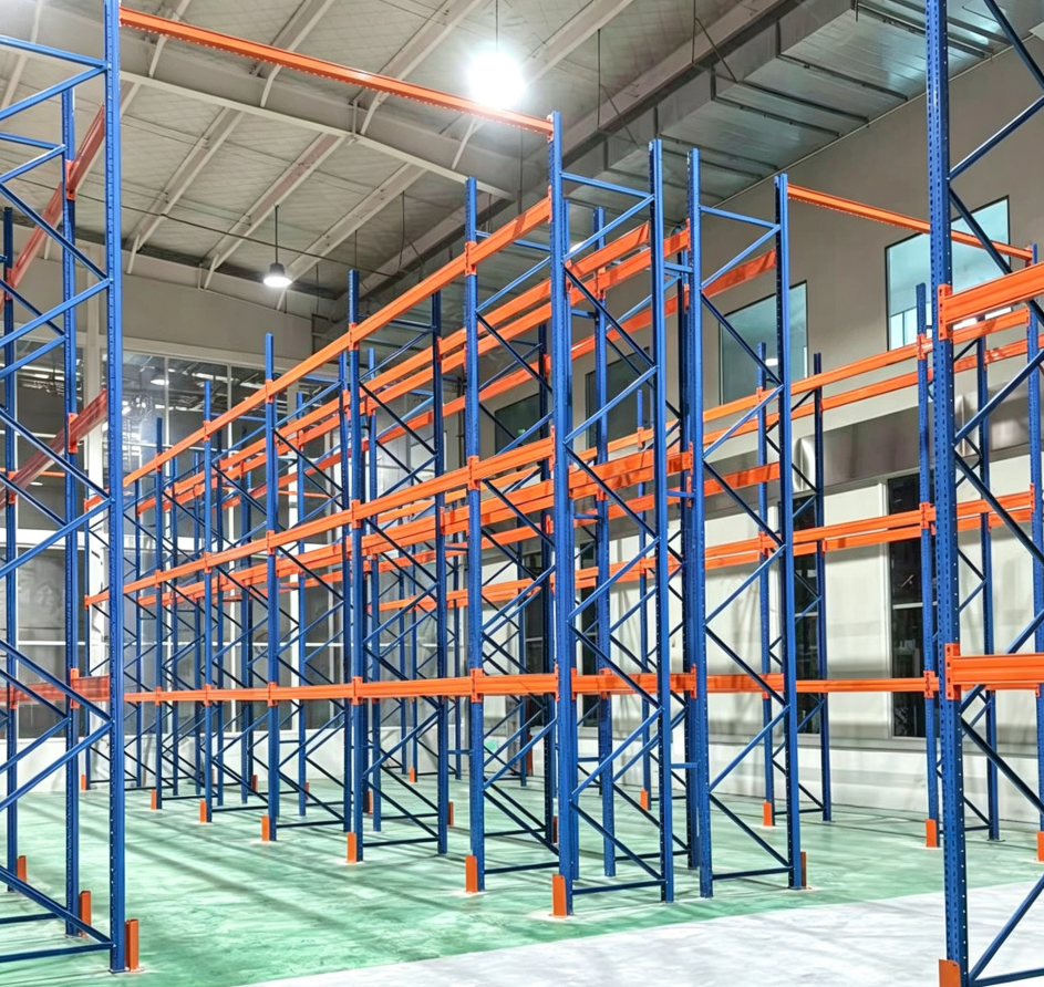 Estante para paletes de montagem seletiva industrial para armazenamento pesado em armazéns.