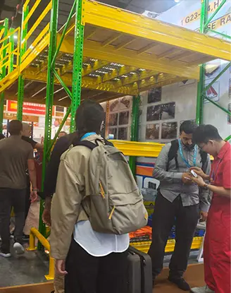 Exposição de estantes cantilever e porta-paletes industriais