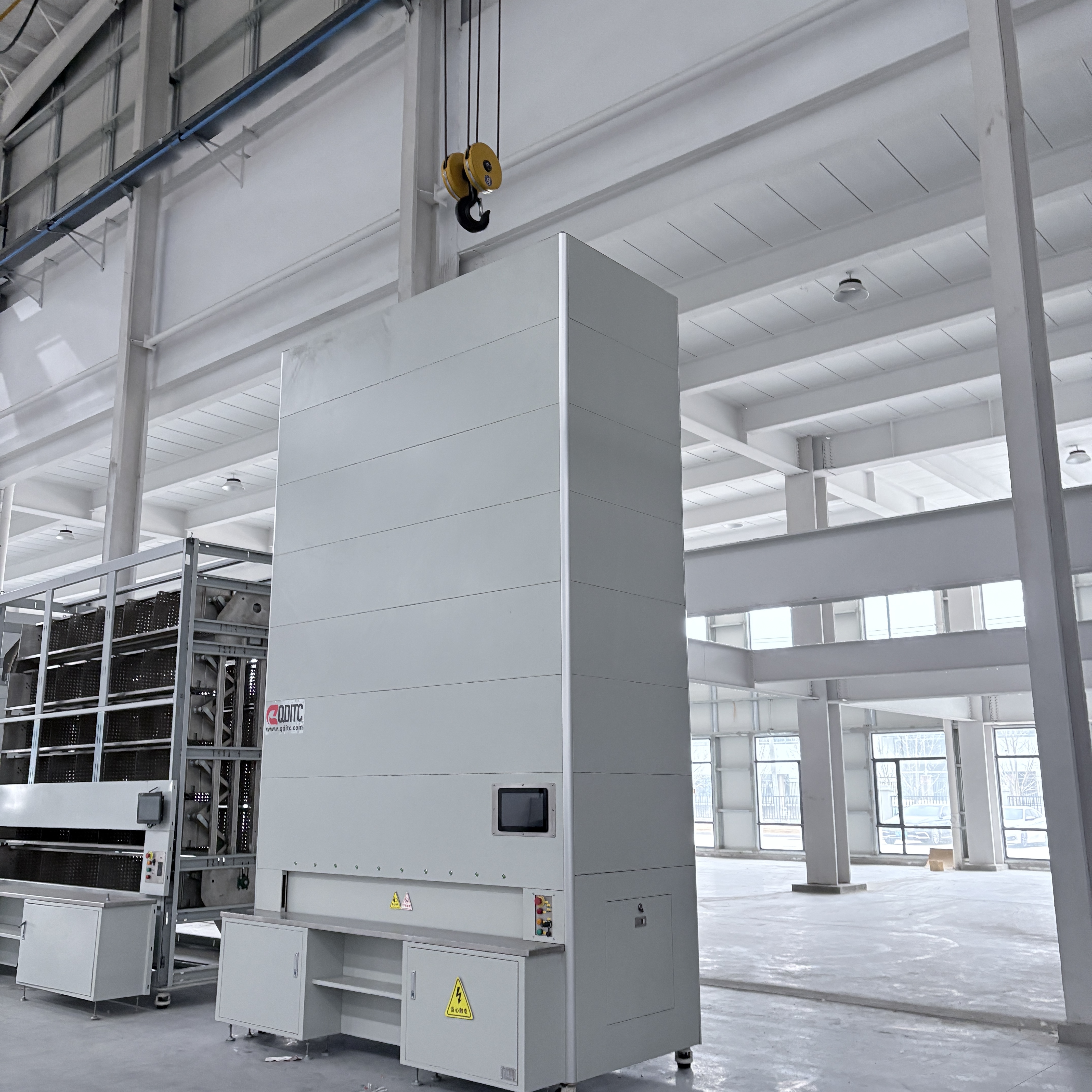 Sistema automatizado de armazenamento vertical tipo carrossel ASRS, estante giratória inteligente para armazenamento de peças industriais.