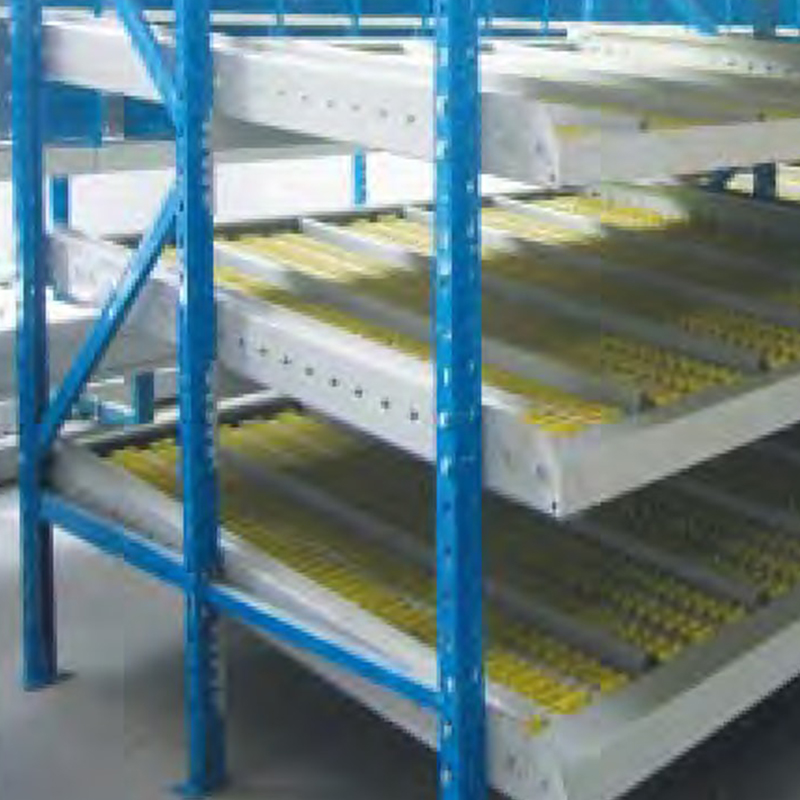 Sistema de armazenamento FIFO (First In, First Out) com estante de fluxo por gravidade para caixas de papelão em armazéns.