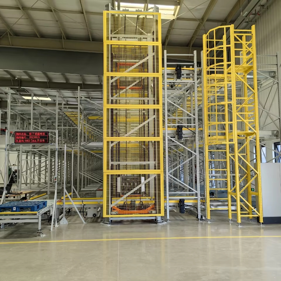 Sistema avançado e inteligente de estantes porta-paletes seletivas com sistema de transporte eficiente. Estantes e prateleiras de empilhamento de alta eficiência.