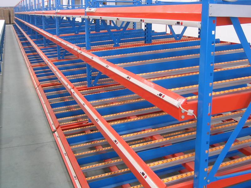 Sistema de estantes de fluxo de caixas personalizáveis ​​Peterack com roletes para linhas de produção fabris.