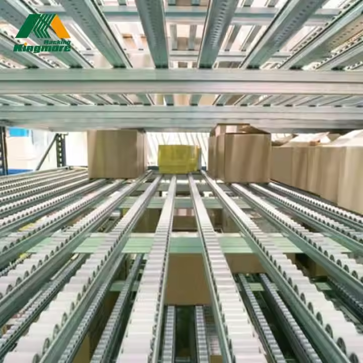 Sistemas de estantes de armazenamento em aço duráveis, com sistema de fluxo por gravidade e roletes, ideais para caixas de papelão.