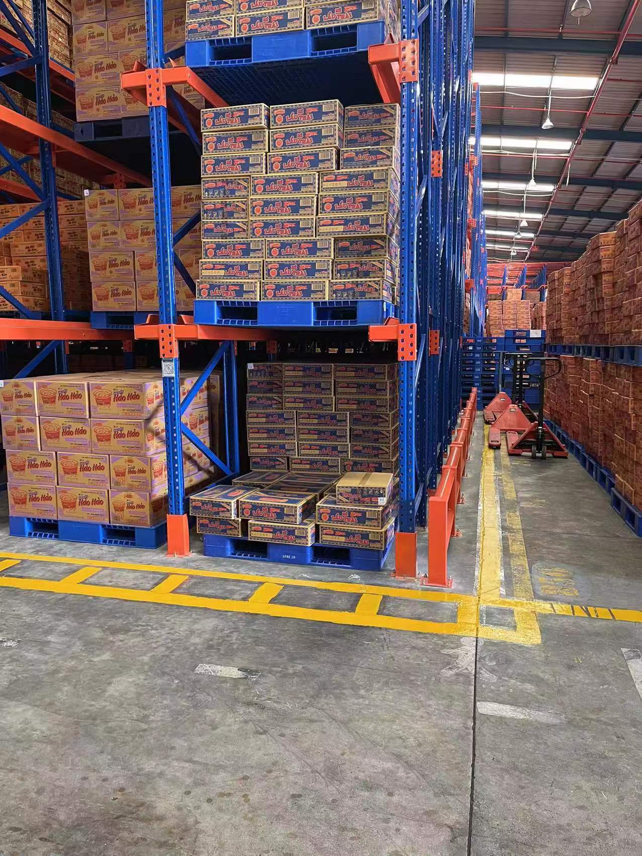 Sistema de estanteria drive-in para paletes, robusto e ideal para armazéns de alta densidade, otimizando o espaço.