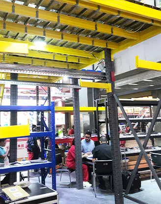 Demonstração de porta-paletes para visitantes internacionais