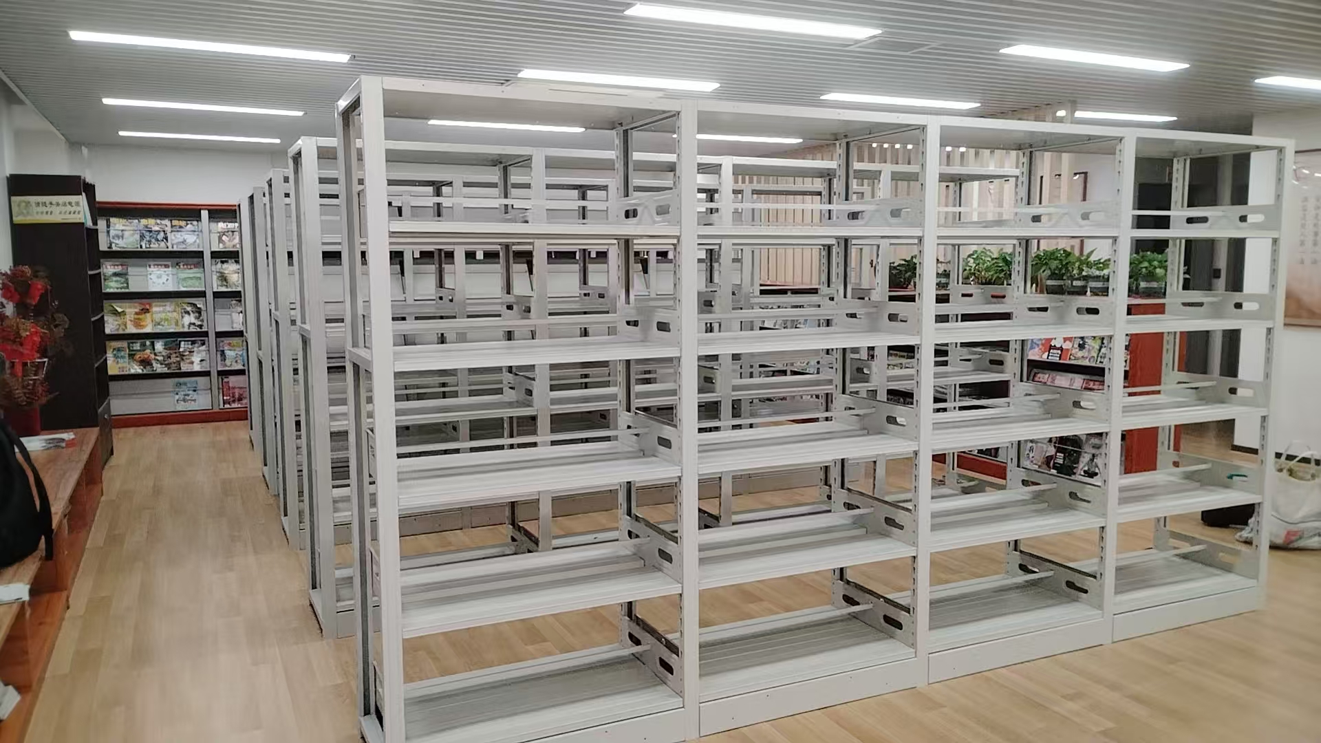 Estantes de aço personalizadas de dupla face - Design moderno, durável e ecológico para faculdades, escolas, hospitais e livrarias.