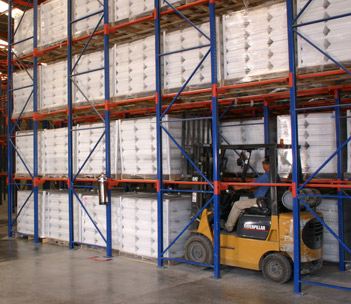 Sistema de estanteria de paletes de alta densidade com capacidade de 1000 kg por camada, para uso industrial pesado, em aço, com sistema drive-through.