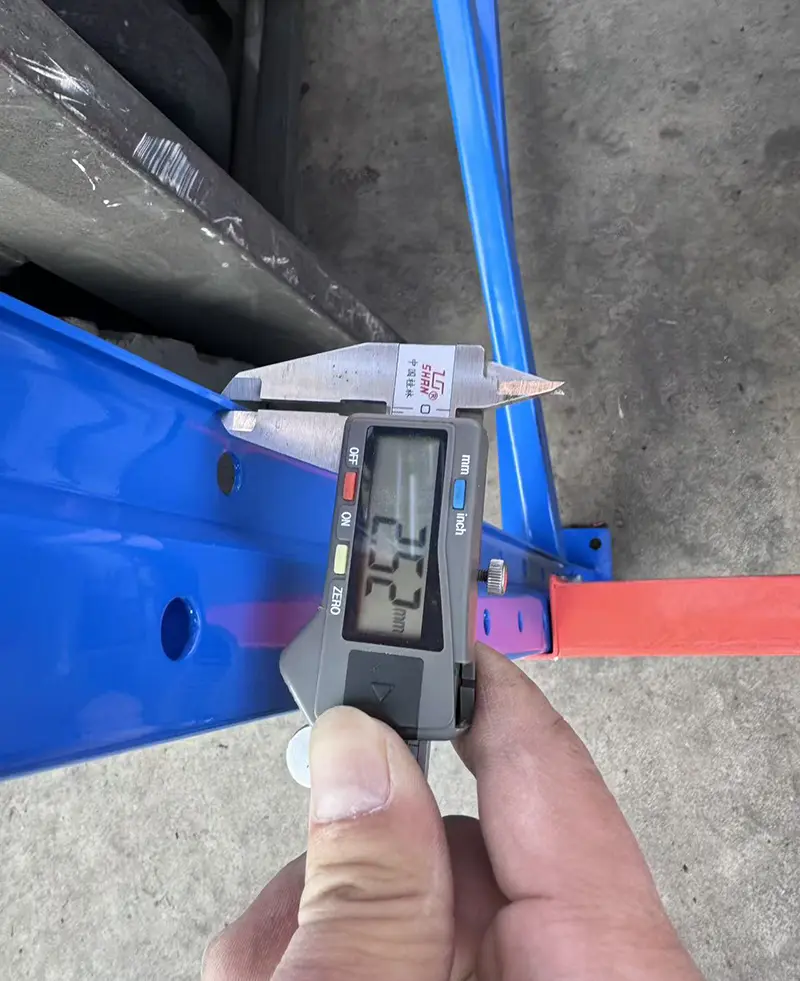 Inspeção de estabilidade vertical em porta-paletes seletivo