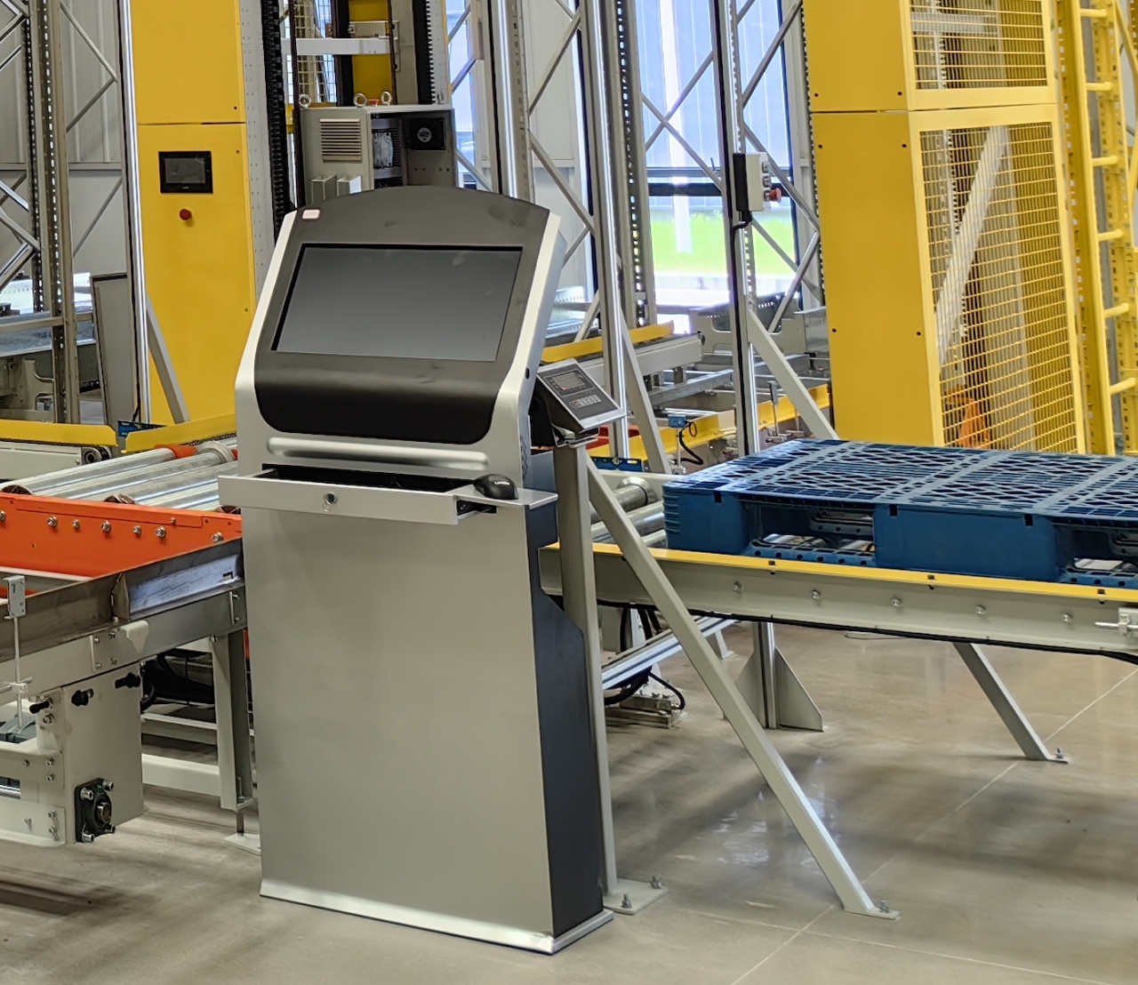 Sistema avançado e inteligente de estantes porta-paletes seletivas com sistema de transporte eficiente. Estantes e prateleiras de empilhamento de alta eficiência.