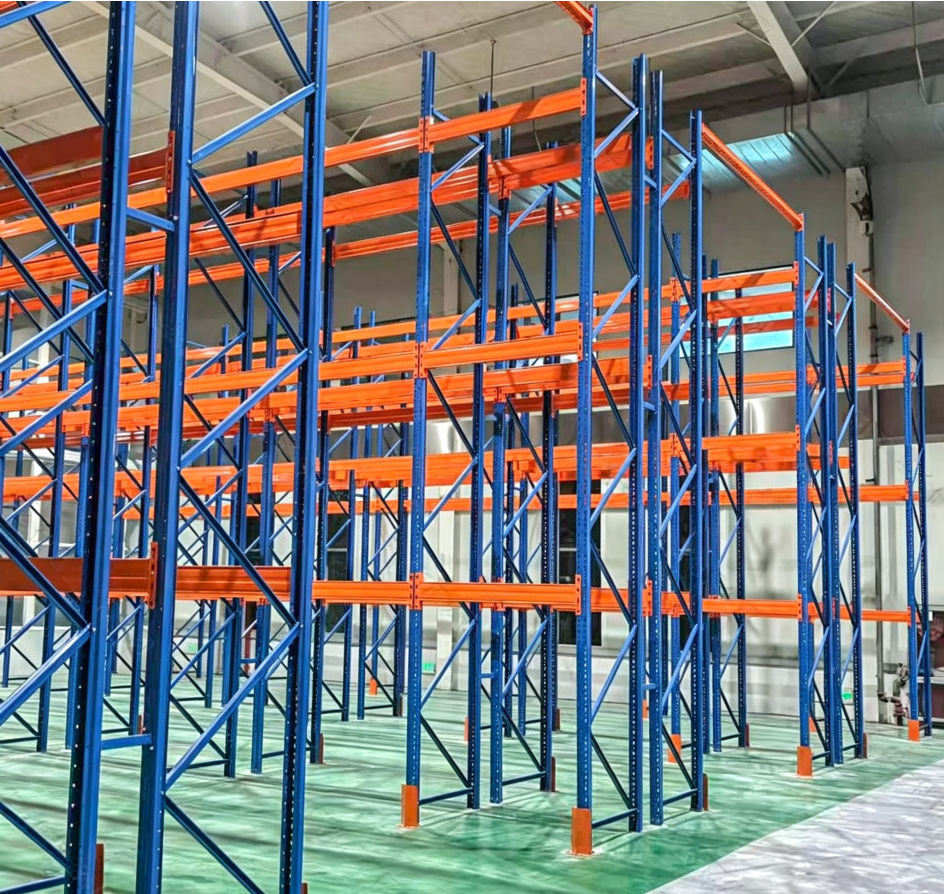 Estante para paletes de montagem seletiva industrial para armazenamento pesado em armazéns.