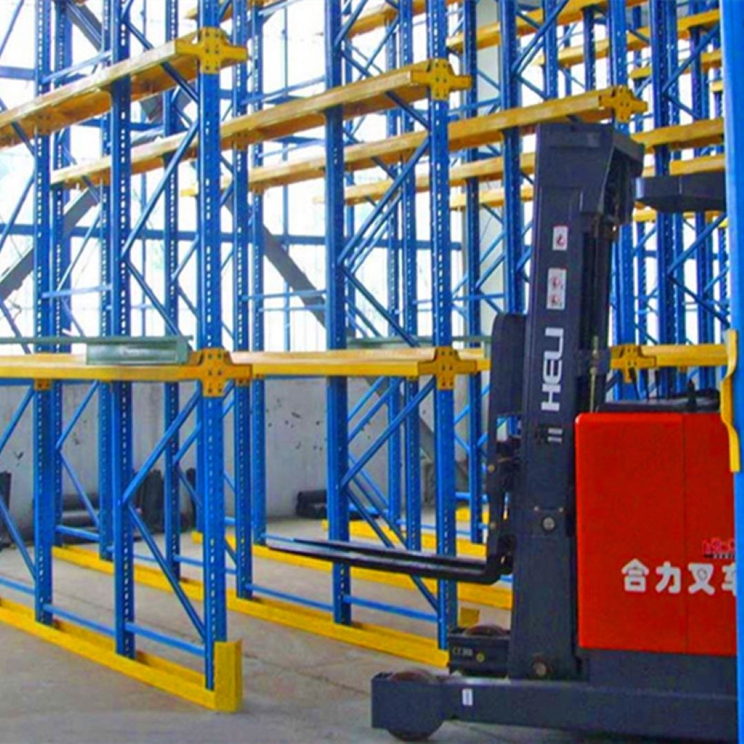 Sistema de estanteria para paletes Kaku Heavy Duty Steel Drive Through com capacidade de 500 a 1500 kg por palete para armazéns.