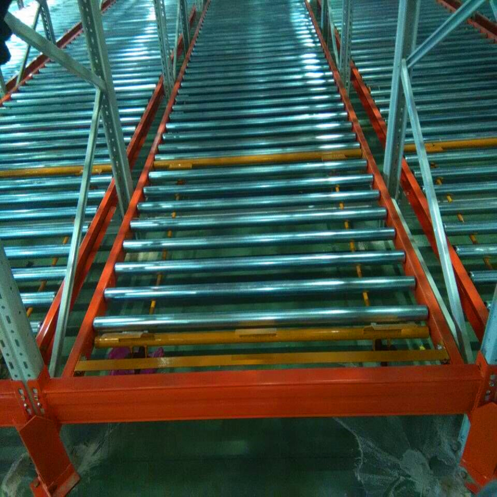 Sistema de estantes dinâmicas FIFO com roletes de aço reforçado Kaku para armazenamento de carga e equipamentos em armazéns. Modelo KKMR00021.