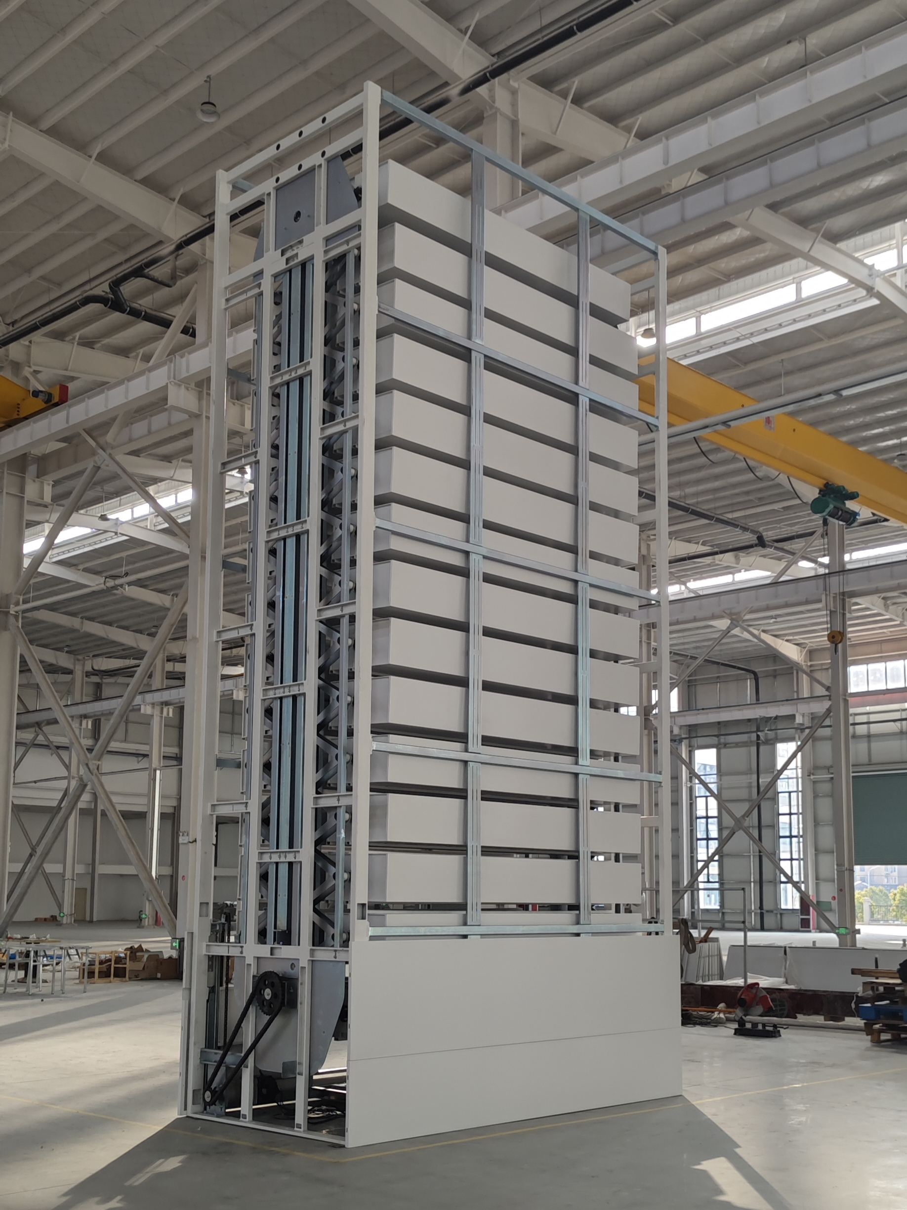 Sistema automatizado de armazenamento vertical tipo carrossel ASRS, estante giratória inteligente para armazenamento de peças industriais.