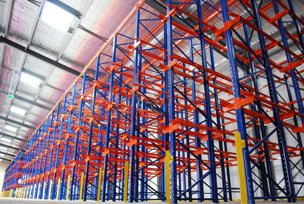 Sistema de estantes industriais drive-in do fabricante, design livre, prateleiras baixas de aço, armazenamento para garagem, proteção contra corrosão.