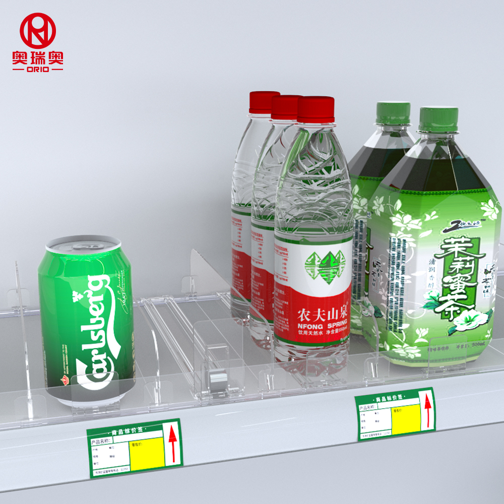 Sistema FIFO (First In, First Out) ajustável em plástico com divisórias transparentes para exposição de bebidas em lojas de varejo.