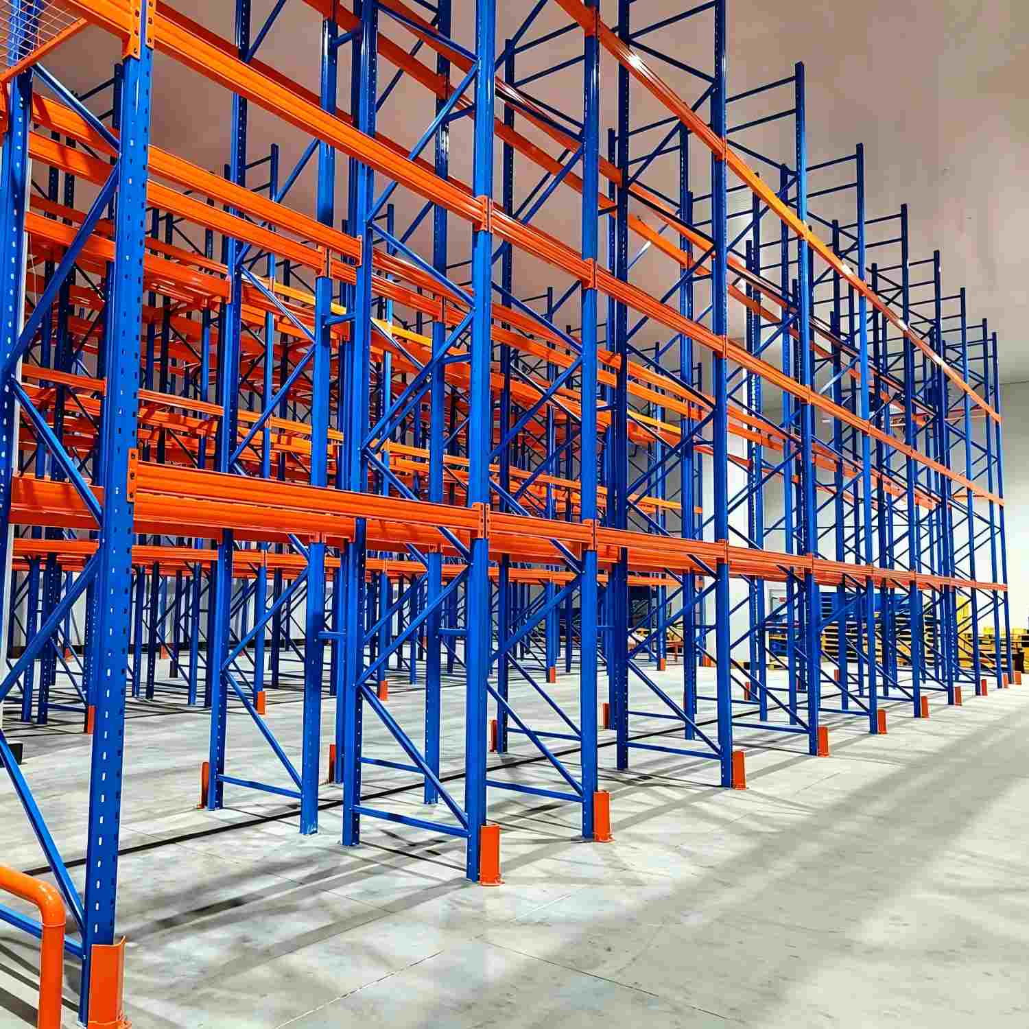 Sistema de estantes industriais de alta resistência para armazenamento, com 5 camadas, para uso em atacado. Estante metálica multicamadas para paletes, ideal para armazéns.