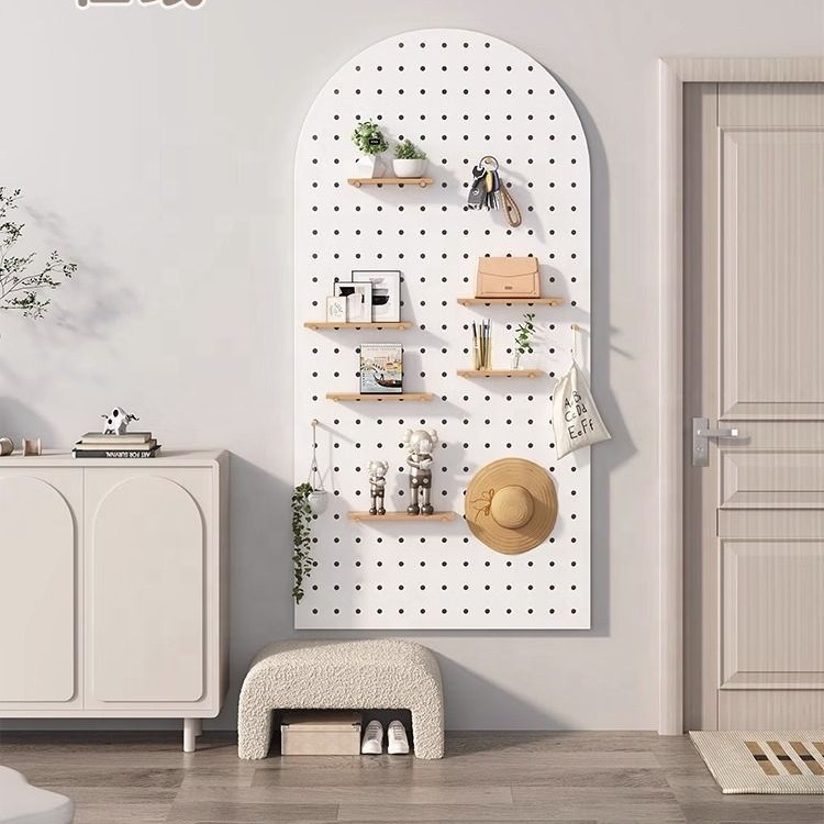 Prateleira de parede para hall de entrada, em madeira maciça, com design moderno e minimalista, formato quadrado.