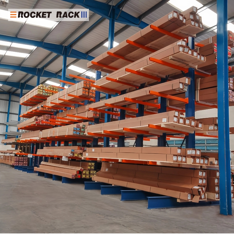 Sistema de estanteria industrial reforçada com prateleira cantilever ajustável para itens longos.