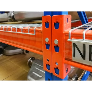 Estante de armazenamento industrial reforçada para oficina, adequada para paletes e armazenamento de itens pequenos.