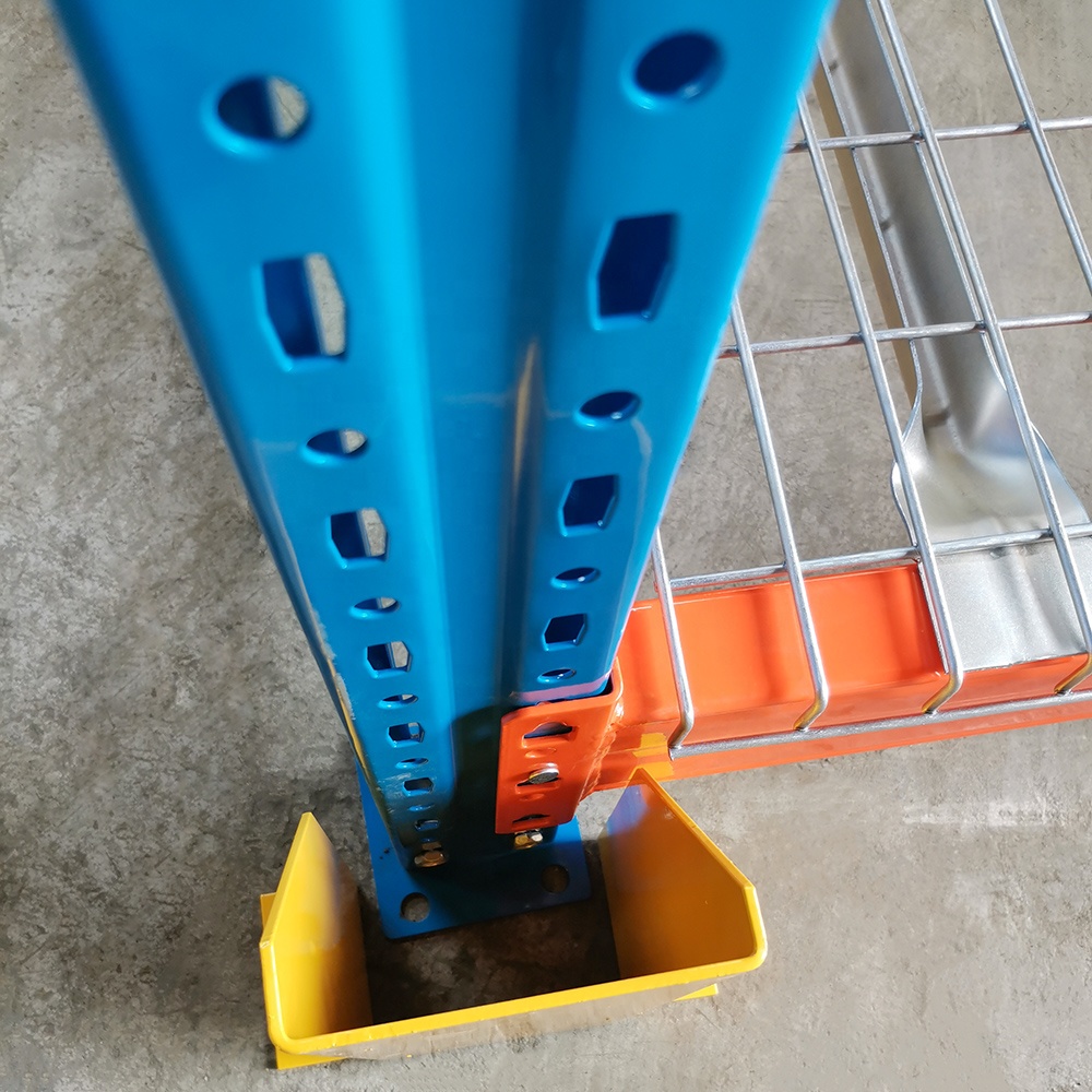 Estante porta-paletes para armazém com capacidade de carga de 2500 kg e plataforma de malha metálica.