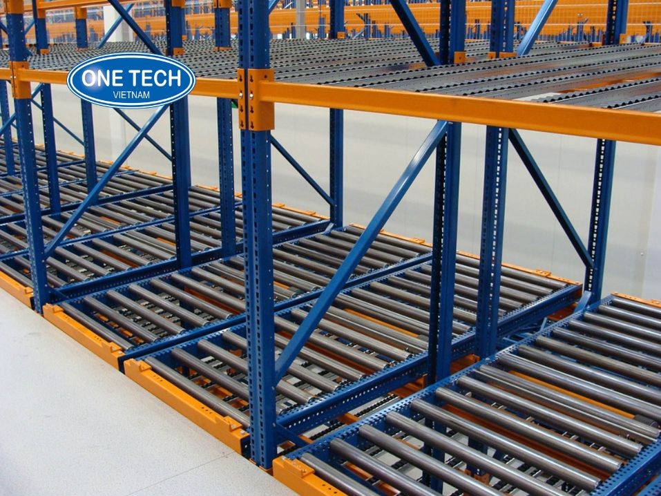 Sistema versátil de estantes modulares de aço para fluxo de caixas, com trilhos de roletes automáticos de alta resistência, design para separação rápida de pedidos e comércio eletrônico.
