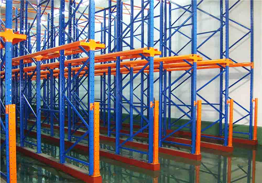Estantes móveis de aço laminado a frio de alta resistência, com corredores de acesso para veículos, para paletes, com espessura ajustável e design robusto. Ideias para otimizar o espaço de armazenamento.