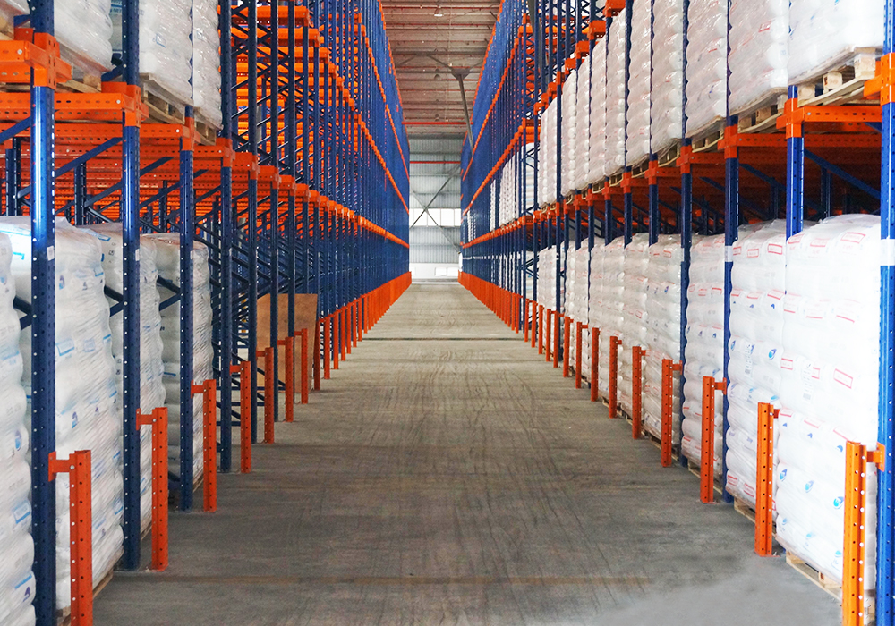 Sistemas de estantes para armazéns em chapa de aço laminado a frio de alta resistência, com sistema automatizado de armazenamento e recuperação, estantes drive-in ajustáveis.