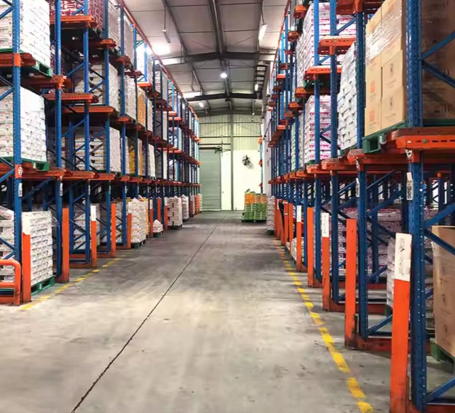Sistema de paletização drive-in personalizável com aproveitamento de 100% do espaço e guarda-corpos de segurança metálicos de 5 camadas para armazéns, cortado a laser.