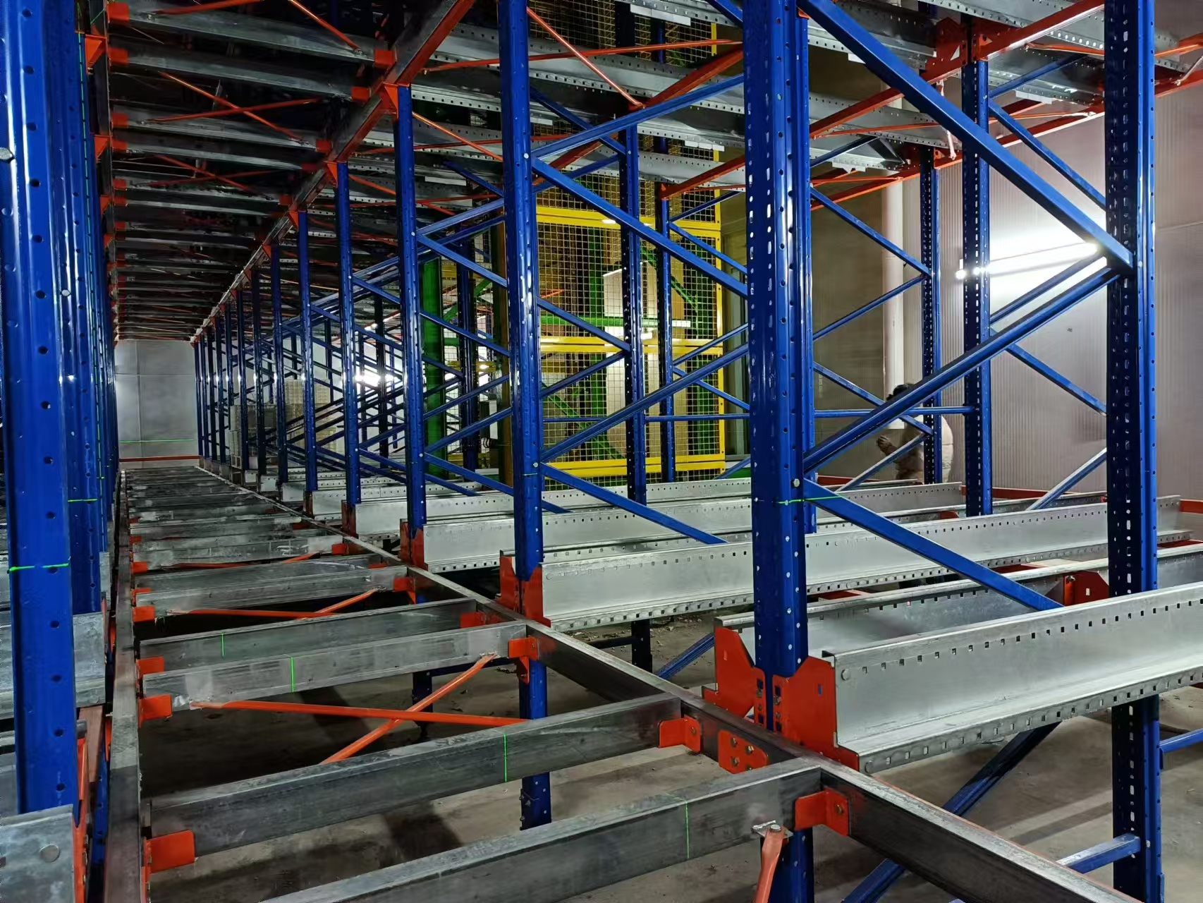 Sistema personalizado de armazenamento e recuperação automático de paletes ASRS (Automatic Storage Recovery System - Sistema Inteligente de Estanterias para Paletes)