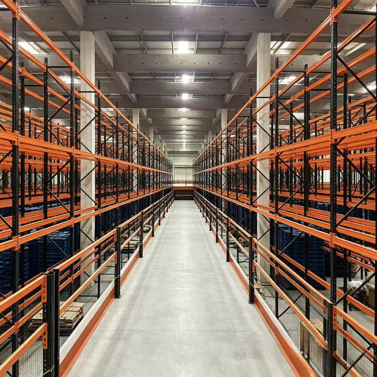 Sistema de estantes drive-in, estantes de armazenamento de alta densidade para armazéns, estantes metálicas industriais personalizadas e resistentes, ajustáveis ​​para paletes.