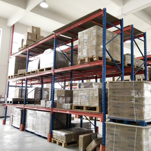 Estante de aço para armazenamento de materiais industriais de alta resistência.