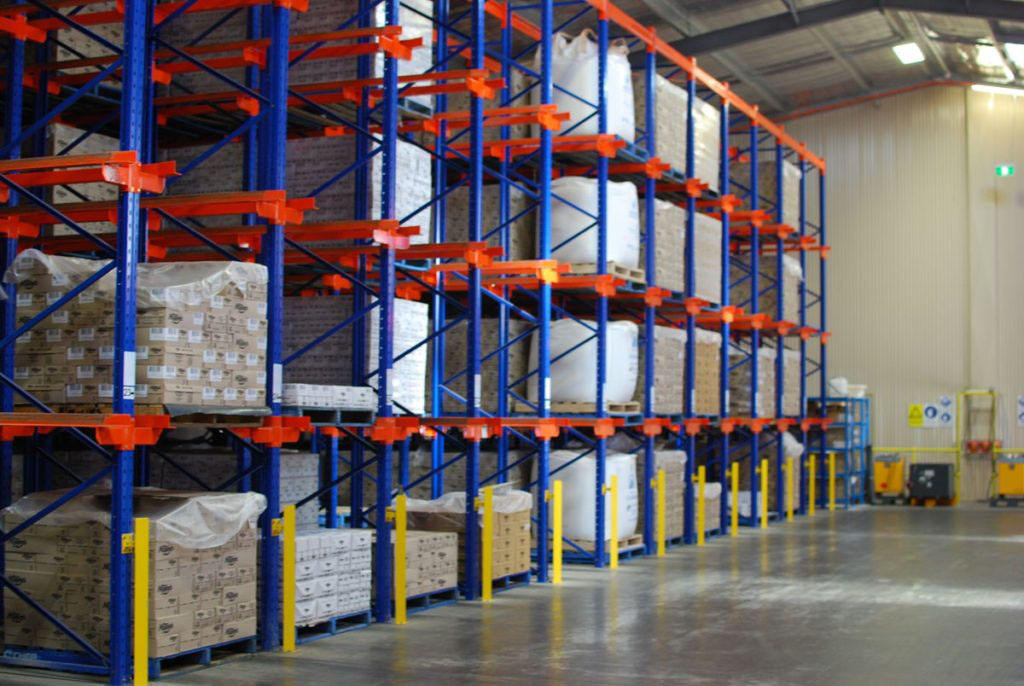 Sistema de estantes industriais drive-in do fabricante, design livre, prateleiras baixas de aço, armazenamento para garagem, proteção contra corrosão.