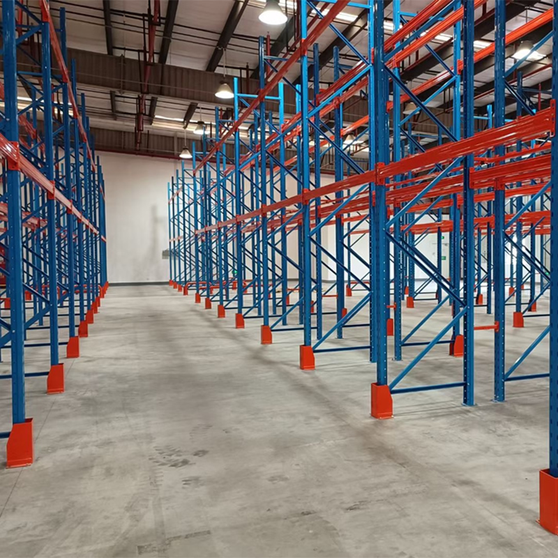 Sistema de armazenamento em armazém com estantes porta-paletes empilháveis ​​de aço Q235B para serviço pesado, com guia para empilhadeira, capacidade de 3000 kg.