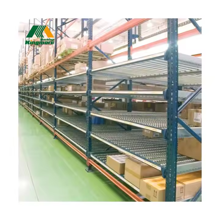Sistemas de estantes de armazenamento em aço duráveis, com sistema de fluxo por gravidade e roletes, ideais para caixas de papelão.