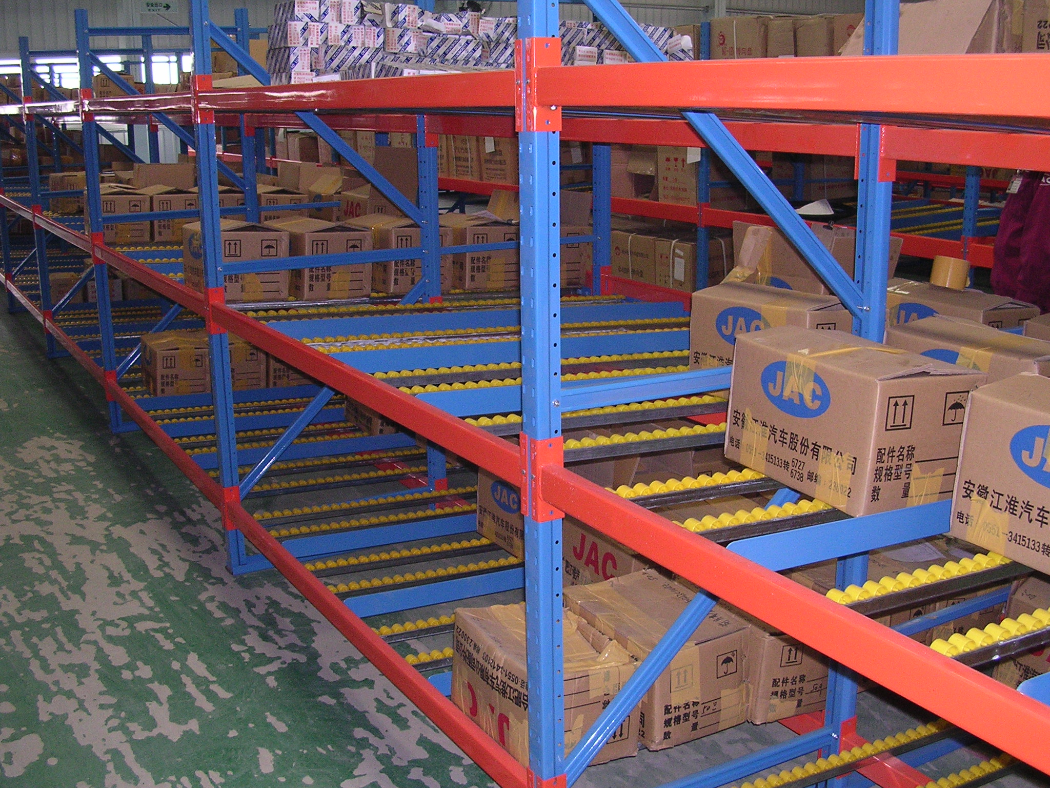 Sistema de estantes de fluxo de caixas personalizáveis ​​Peterack com roletes para linhas de produção fabris.
