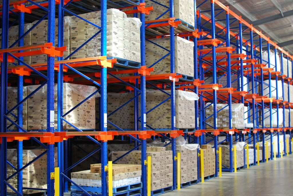 Sistema de estantes industriais para armazenamento de paletes com entrada deslizante, estantes de paletes ajustáveis ​​de grande altura.