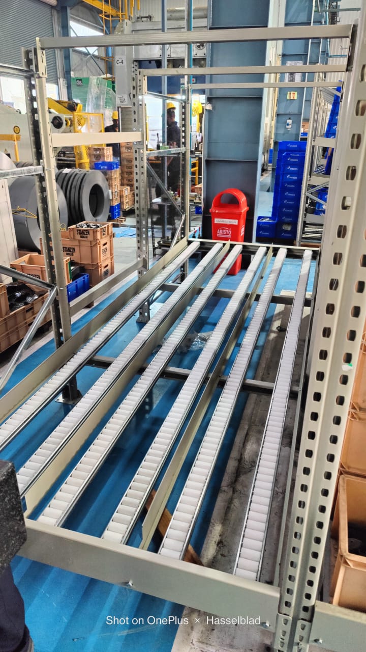 Sistema de estantes FIFO de alta resistência com fluxo por gravidade, rodízios de aço, modular e expansível, capacidade de 1500 kg, revestimento em pó e alta densidade de armazenamento.
