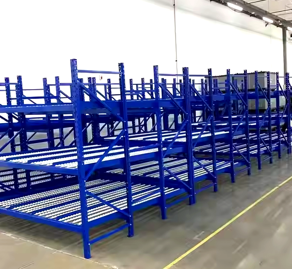 Sistema de estantes de fluxo de caixas personalizáveis ​​Peterack com roletes para linhas de produção fabris.