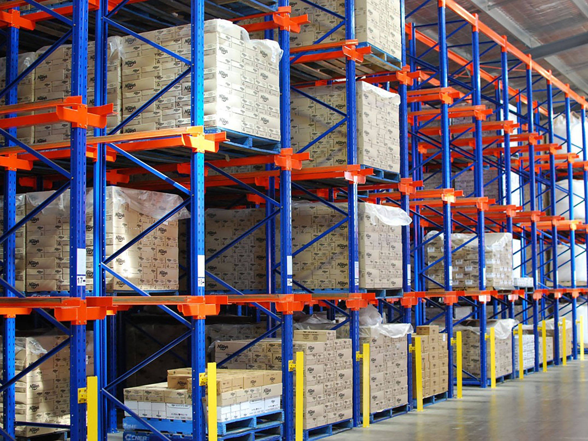 Sistema de estantes industriais drive-in do fabricante, design livre, prateleiras baixas de aço, armazenamento para garagem, proteção contra corrosão.