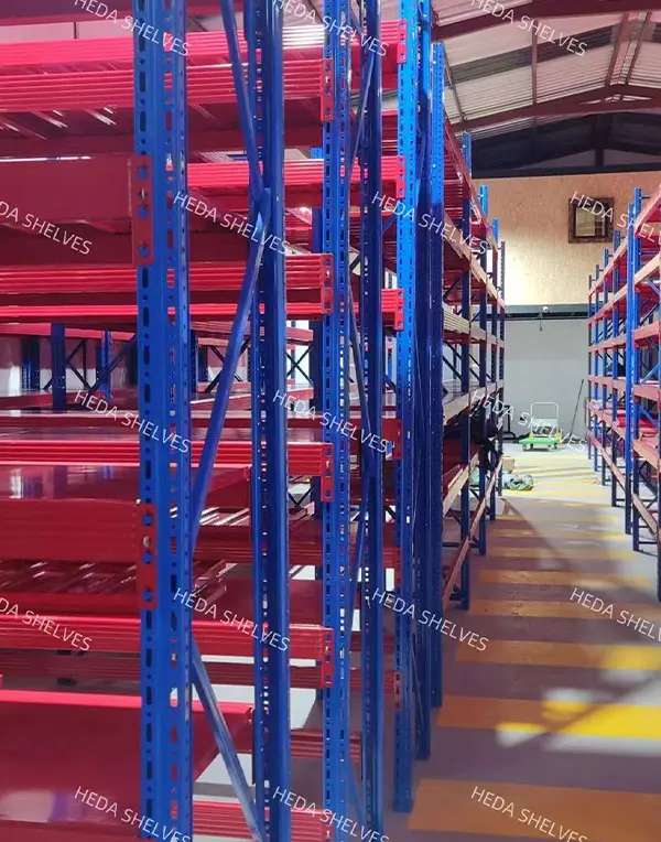 Sistema de estantes de média carga para armazém geral no Equador