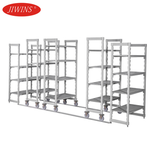 Estantes móveis de armazenamento de 4 níveis, com núcleo de aço e estrutura plástica de alta densidade, certificadas pela NSF e resistentes à ferrugem, para uso comercial e industrial. Capacidade de 250 kg.